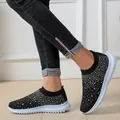 Vista detallada de zapatillas de punto negro para mujer con adornos de pedrería - 35 / Negro