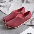 Comfortabele bordeauxrode leren platte loafers met witte stiksels voor dames - Bordeauxrood