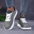 Vista detallada de zapatillas de skate grises casuales con cordones blancos - 36 / Gris