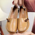 Klassische flache Loafer aus hellbraunem Echtleder mit Handnaht - 35 / Khaki