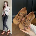 Primo piano dettagliato dei sandali platform leopardati con cinturini in velcro regolabili. - 35 / Stampa leopardata