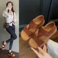 Primo piano di sandali con plateau in pelle scamosciata marrone con modella e vista a mano - 35 / Marrone