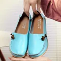Bequeme hellblaue Leder-Loafers mit brauner Schleife und flexibler flacher Sohle - 35 / Altweiß