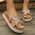 Modieuze bohemian plateausandalen met strass en kleurrijke kralen voor een zomerse look. - Tan