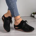 Vista laterale di sabot zeppa neri stringati con design traforato e cuciture bianche. - 36 / Nero
