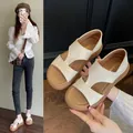 Vista dettagliata e ai piedi di sandali beige con suola spessa e cinturino a strappo - 35 / Bianco avorio