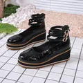 Chaussures à talons compensés en cuir verni noir avec triple bride à boucle dorée - 36 / Noir