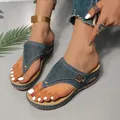 Primo piano di sandali infradito con zeppa blu da donna con motivi traforati e suola - 35 / Blu scuro