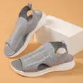 Graue, gestrickte Plateau-Sandalen mit Peeptoe-Design und atmungsaktivem Mesh für Damen - Grau