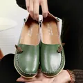 Elegante dunkelgrüne flache Slipper aus echtem Leder für Damen mit weichen Handnähten - 35 / Armeegrün