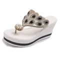 Chanclas de cuña blancas con piedras negras, perlas y detalles de pedrería brillantes. - 38 / Diamante Negro - Suela Blanca