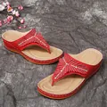Dettaglio di sandali infradito con zeppa rossi con decorazioni in strass a ala - 35 / Rosso