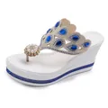 Detalle de sandalia de cuña blanca con pedrería azul y flor de perlas - Diamante Azul - Suela Blanca