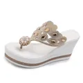 Primer plano de elegantes sandalias blancas de cuña con adornos de pedrería y perlas - 38 / Diamante Dorado - Suela Blanca