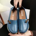 Blaue flache Mokassins aus strukturiertem echtem Leder mit Ziernaht und brauner Schleife - 38 / Hellblau