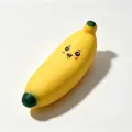 Vista dettagliata di uno squishy antistress a forma di banana con un simpatico viso - Banana di Simulazione (Con Espressione) / Giallo