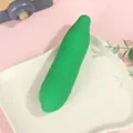 Dettaglio macro di un giocattolo a forma di cetriolo verde su un elegante piatto di ceramica - Simulazione Cetriolo / Verde