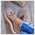 Sandales à plateforme pour femmes avec pompons, finition en daim kaki et design ajouré - 35 / Gris