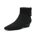 Elegante schwarze Keilstiefeletten mit spitzer Kappe, Rippstrick und weichem Umschlagdetail - 34 / Schwarz
