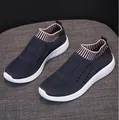 Detail von atmungsaktiven marineblauen Strick-Slippern mit rosa gestreiftem Kragen - 38 / Dunkelblau