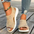 Detaillierte Nahaufnahme modischer bunter Mesh-Sandalen auf einem rustikalen Holzdeck - 36 / Peep Toe Slide Stil (9898) / Gebrochenes Weiß