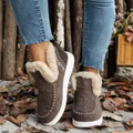 Primer plano de botas de nieve marrones forradas con pelo, costuras blancas y suela gruesa - 36 / Marrón