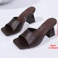 Λεπτομέρεια από σκούρα καφέ εξώφτερνα πέδιλα με τετράγωνη μύτη και γεωμετρικό τακούνι 8 cm - 36 / Καφέ