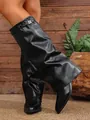 Vista detallada de botas negras plisadas con tacón alto grueso estilo pantalón - 36 / Estilo de Cuero / Negro