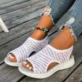 Detailansicht der weißen Mesh-Sandalen mit bunten Streifen auf einem Holzdeck im Freien - 36 / Peep Toe Slide Stil (9898) / Weiß