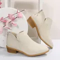 Vue détaillée de bottines élégantes en daim beige avec talon bottier et fermeture éclair arrière - 36 / Blanc Cassé