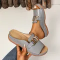 Sandales compensées grises pour femmes avec boucle dorée et bout ouvert - Gris