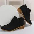 Détail de bottines en daim noir avec talons épais marron et fermeture éclair à l'arrière - 36 / Noir