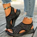 Nahaufnahme von Damen-Netzsandalen mit bunten Glitzerstreifen und weicher schwarzer Sohle - 36 / Peep Toe Slide Stil (9898) / Schwarz
