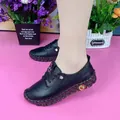 Gros plan de chaussures plates en cuir souple noir avec lacets et semelle texturée - 35 / Noir