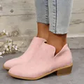 Bottines roses en faux daim à talons bas avec découpe en V latérale, vue de profil - 36 / Rose