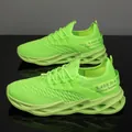 Detailweergave van neon groene heren hardloopschoenen met blade zool en fly-knit mesh - 36 / Fluorescerend Groen