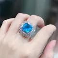 Vista detallada del anillo de plata con aguamarina cuadrada de lujo y piedras halo - Anillo Azul Aguamarina