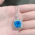 Vista macro de un lujoso collar con colgante de topacio azul cuadrado y gemas. - Colgante de Strass Azul Mar