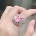 Primer plano de un lujoso anillo con gema rosa cuadrada y engaste de halo - Anillo de Circonita Rosa