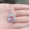 Primer plano de un colgante cuadrado de diamante rosa con halo en cadena de plata - Colgante de Zircón Rosa
