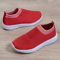 Detailansicht roter atmungsaktiver Strick-Sneaker mit weiß gestreiften Bündchen und Sohlen - 35 / Rot