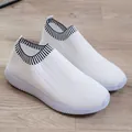Detailansicht der atmungsaktiven weißen Fly-Knit-Sneaker mit gestreiftem Strickkragen - 35 / Weiß