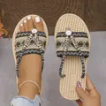 Detalle de chanclas con plataforma de paja con adornos florales y metálicos de playa - 36 / Negro