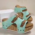 Sandales compensées vert menthe avec brides à boucles brunes et jolis détails cloutés - Vert