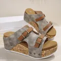 Nahaufnahme grauer Wildleder-Plateausandalen mit Korkkeilabsatz und braunen Riemen - 36 / Grau