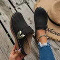 Elegantes zuecos negros con plataforma, hebilla dorada y costuras blancas con estilo. - Negro