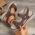 Detailansicht brauner Sport-Keilsandaletten mit Klettverschluss und dicker weißer Sohle - 36 / Kaffeebraun