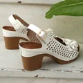 Weiße Sandalen mit Absatz, Blumendekor und Lochmuster-Detail - Weiß