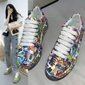 Sneaker colorate con stampa graffiti e platform, lacci bianchi per stile casual. - 35 / Scarpe platform graffiti / Viola