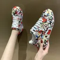 Sneaker platform da donna con stampa graffiti e lacci per uno stile casual trendy - 35 / Rosso